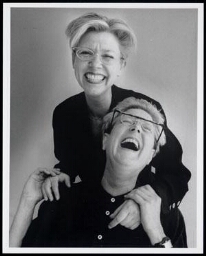 Portret van twee lachende vrouwen 1995