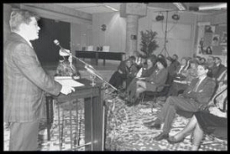 Directeur van uitgeverij Wolters Noordhoff houdt een speech tijdens uitreiking van de Zilveren Pluim 1993