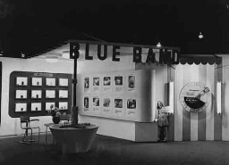 Stand 'Margarine fabricage' op de tentoonstelling 'De Nederlandse Vrouw 1898-1948'. 1948