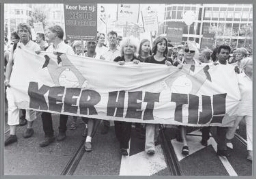 Anja Meulenbelt (l., eerste kamerlid voor de SP) en Agnes Kant (r., tweede kamerlid voor de SP) lopen op de kop van de demonstratie tijdens de manifestatie 'Keer het Tij', tegen de bezuinigingsplannen van het kabinet Balkenende II. 2003