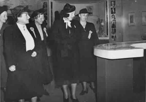 Hare Majesteit Koningin Juliana wordt rondgeleid tijdens haar tweede bezoek aan de Tentoonstelling 'De Nederlandse Vrouw 1898-1948' 1948