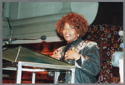 Gerda Havertong tijdens de uitreiking van de Zami Award 1999 met als thema 'mode en diversiteit'. 1999