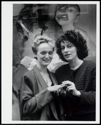 Geënsceneerde foto van Nina en Els die trouwen 1990