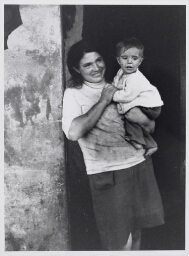 Mijnwerkersvrouw met haar kind. 1975