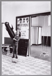 Kinderleider met opblaaspinguin op de anti-autoritaire crèche p.s.z 1973