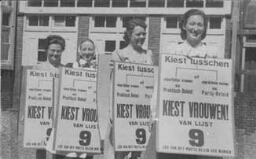 Vrouwen van de Vrouwenpartij Praktisch Beleid nemen deel aan de gemeenteraadverkiezingen met verkiezingsborden. 1946