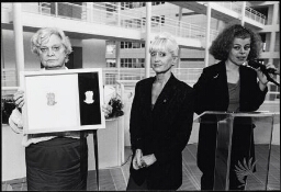 Uitreiking Victorine Heftingprijs aan Annet Riezenbosch door mevr 1995