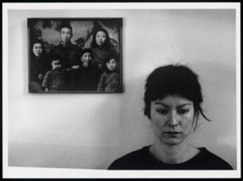 Vrouw geportretteerd voor foto van Aziatische gezin 1986