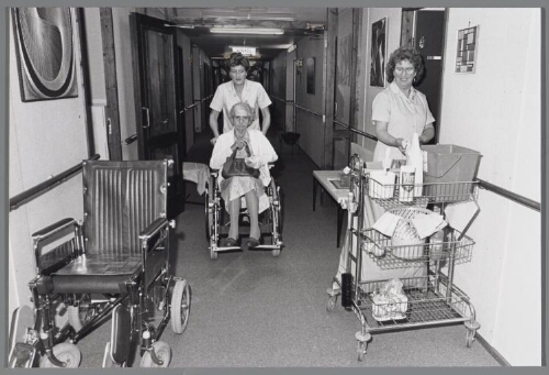 Vrouw aan het werk in een verzorgingstehuis. 198?