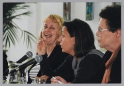 Birgitta Hacham (midden) tijdens een Zamicasa met als thema: 'beeldvorming in/en theater' 1999