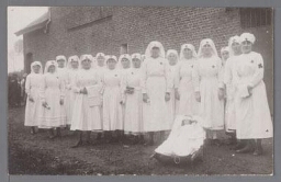 Verpleegkundigen in Rode Kruis-uniformen. 193?
