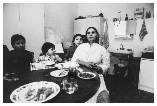 Marokkaans gezin aan tafel in de keuken. 1978